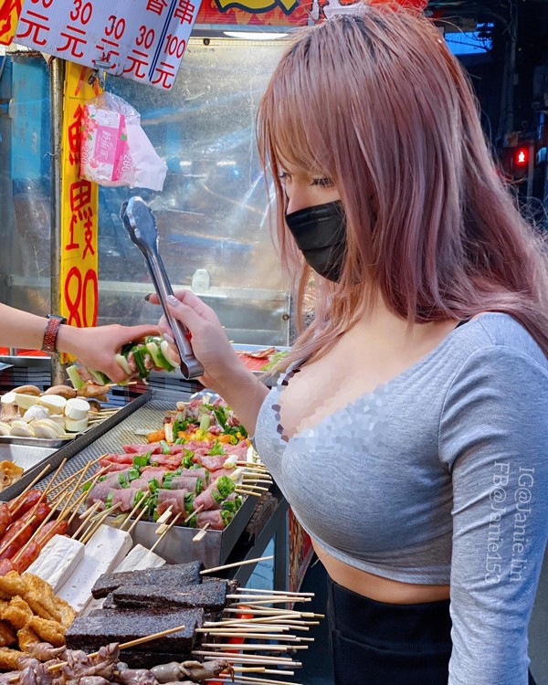 Hotgirl Dai Loan co tinh show body “phon thuc“ khi di mua do an-Hinh-5