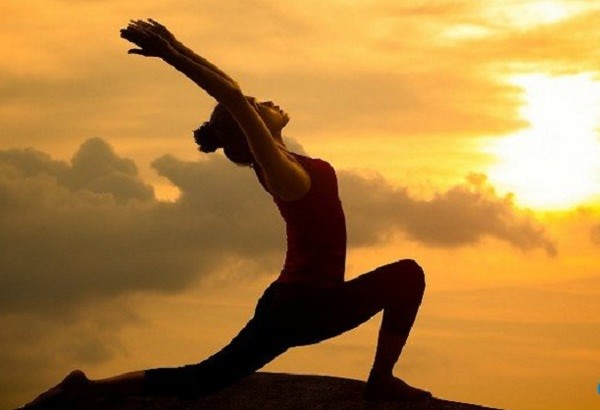 Xon xao co gai day yoga online ho vung kin lo lieu