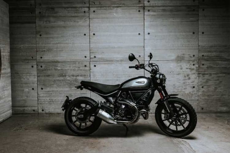 Ducati ra mat xe moto Scrambler Icon Dark 2020 gia vua tui tien