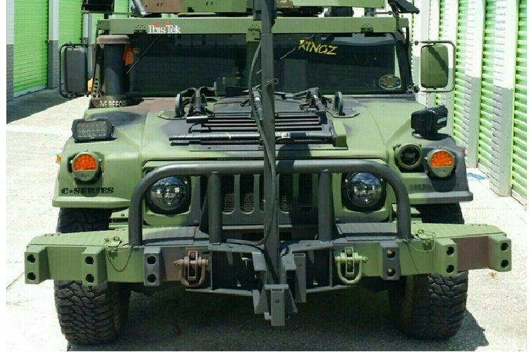 Xe quan su Humvee gan sung may rao ban hon 2 ty dong-Hinh-4