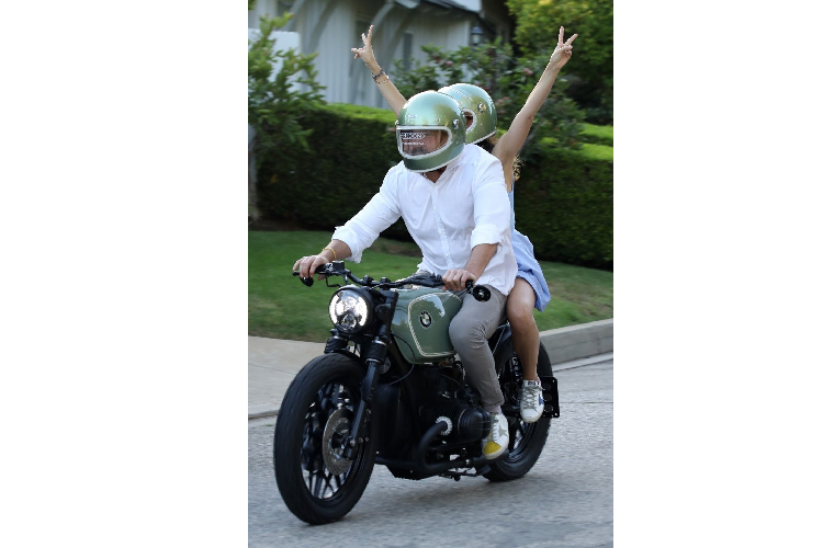 Ben Affleck duoc ban gai tang xe moto BMW cuc chat