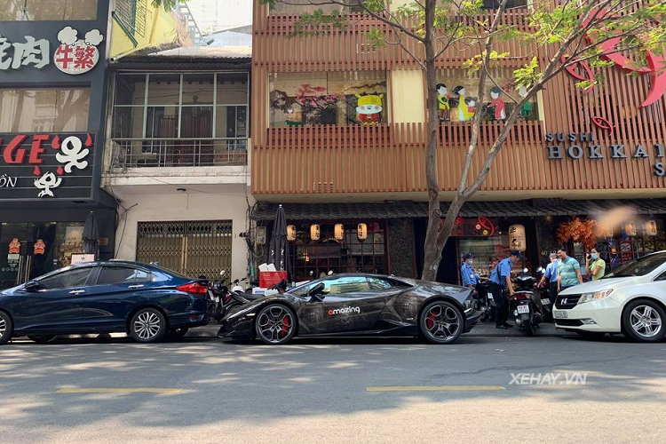 Lamborghini Huracan voi khoac hoa van doc nhat Sai Gon-Hinh-6