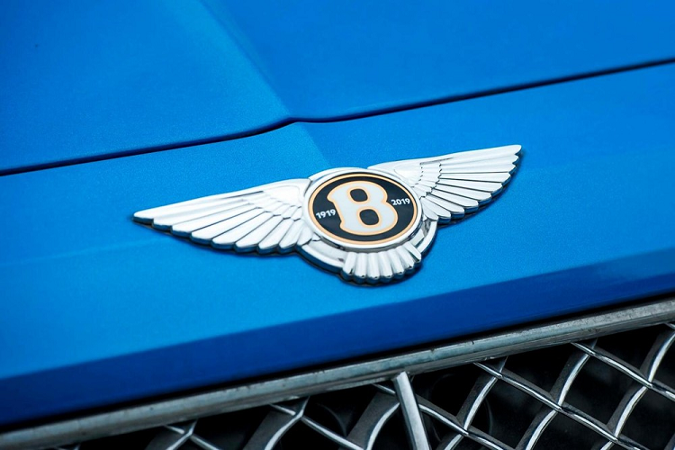 Bentley Bentayga V8 doi cu mau doc gia gan 16 ty tai Viet Nam
