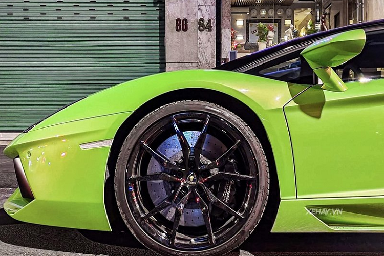 Chi tiet Lamborghini Aventador Roadster xanh com gia hon o Sau Gon-Hinh-2