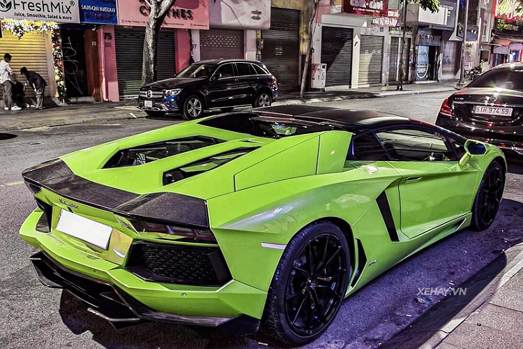 Chi tiet Lamborghini Aventador Roadster xanh com gia hon o Sau Gon-Hinh-3