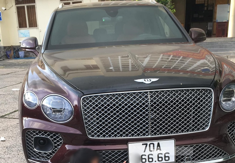 Dai gia o Tay Ninh mua xe Bentley Bentayga V8 hon 21 ty trung bien tu quy 6-Hinh-2