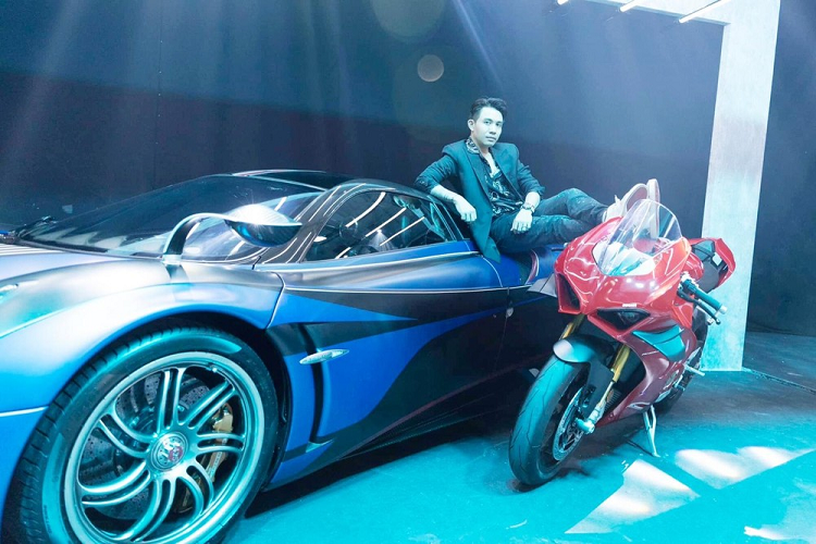 Dai gia sieu xe Minh Nhua khoe bom tan Ducati Superleggera V4 va Pagani Huayra