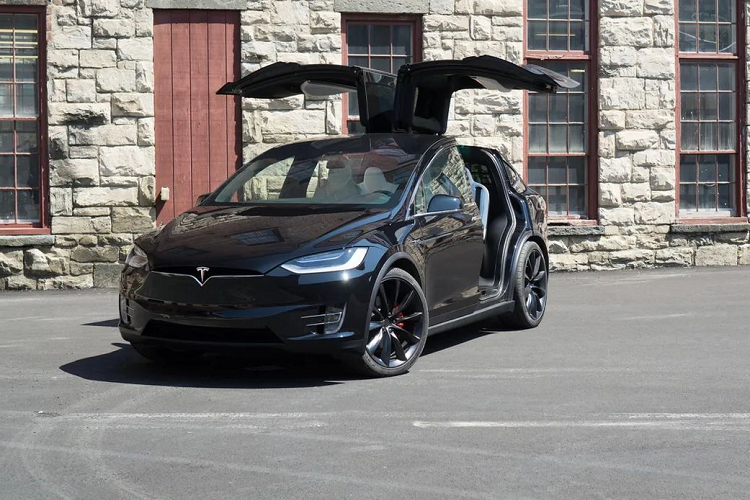 Noi xau Tesla Model X la 'do choi tu sat', mot nguoi bi phat 1400 USD
