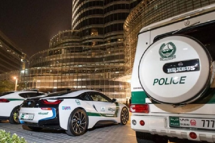 Canh sat Dubai va Qatar dung dan sieu xe dat do de tuan tra-Hinh-9