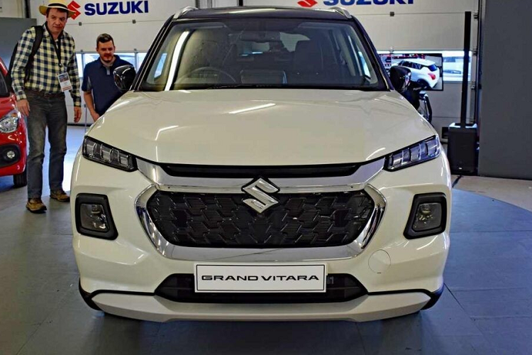 Suzuki Grand Vitara 2023 chi tu 300 trieu dong co gi?-Hinh-2