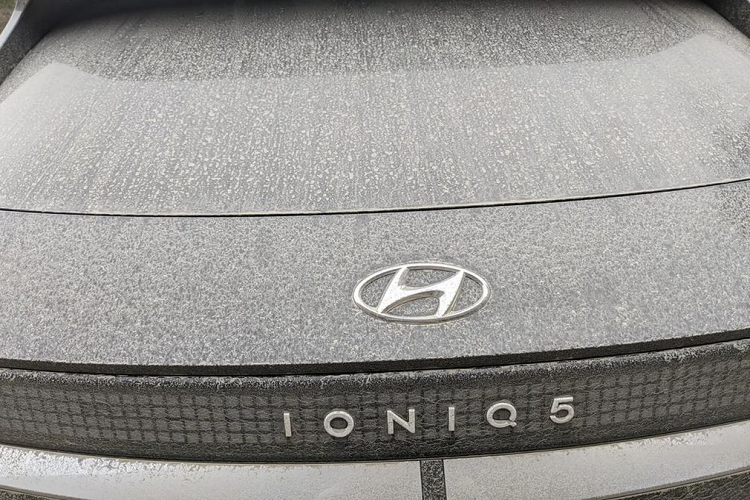 Khach doi tay chay vi Hyundai Ioniq 5 bo gat nuoc phia sau-Hinh-5