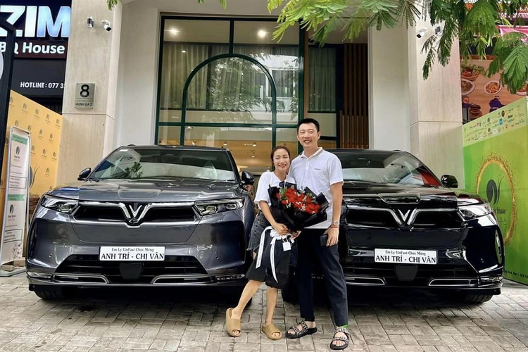 Vo chong Oc Thanh Van mua ca cap SUV dien VinFast VF9 2023