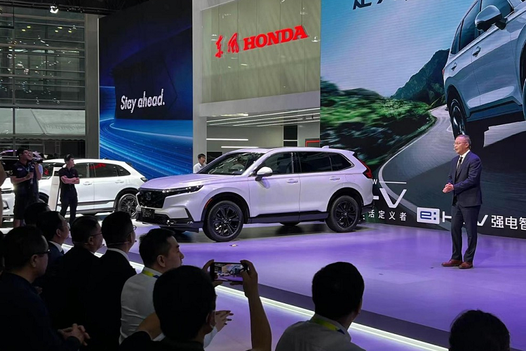 Honda CR-V hybrid 2023 tu 653 trieu dong