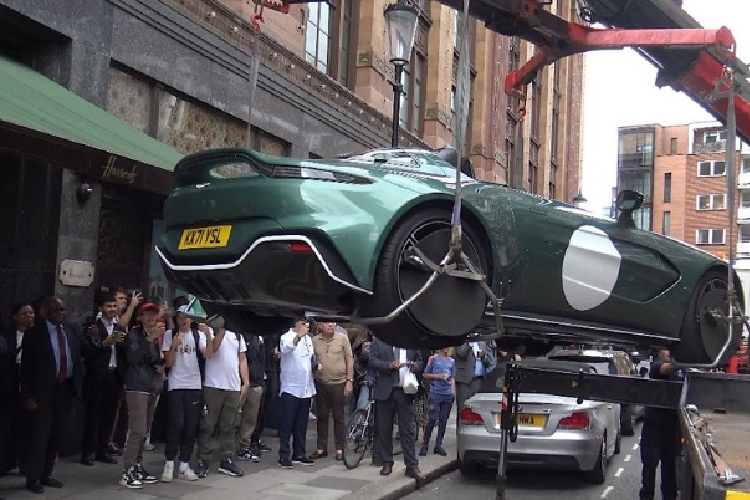 Do sai vi tri, Aston Martin V12 Speedster trieu do bi “cau” ve don