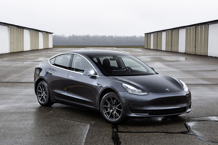 Xe Tesla bi to gap truc trac khien tai xe chet chay trong xe-Hinh-4
