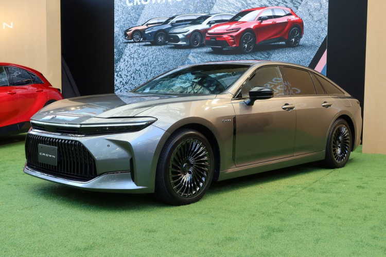 Can canh Toyota Crown Sedan 2024 bo truong “bang xuong, bang thit”-Hinh-13