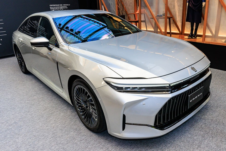 Can canh Toyota Crown Sedan 2024 bo truong “bang xuong, bang thit”-Hinh-2