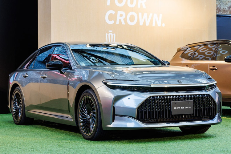 Can canh Toyota Crown Sedan 2024 bo truong “bang xuong, bang thit”
