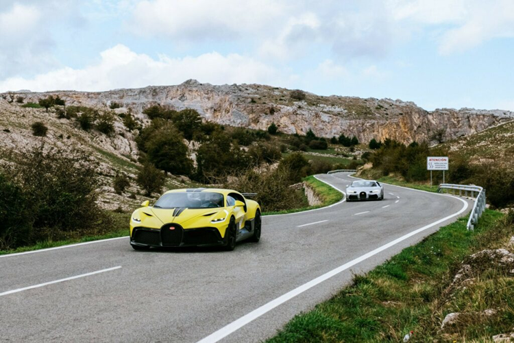 Giới siêu giàu ngao du châu Âu bằng dàn siêu xe Bugatti triệu đô
