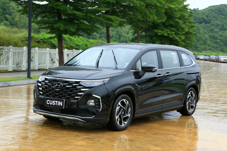 Hyundai Custin giam gia 50 trieu dong, dua doanh so Toyota Innova Cross-Hinh-2
