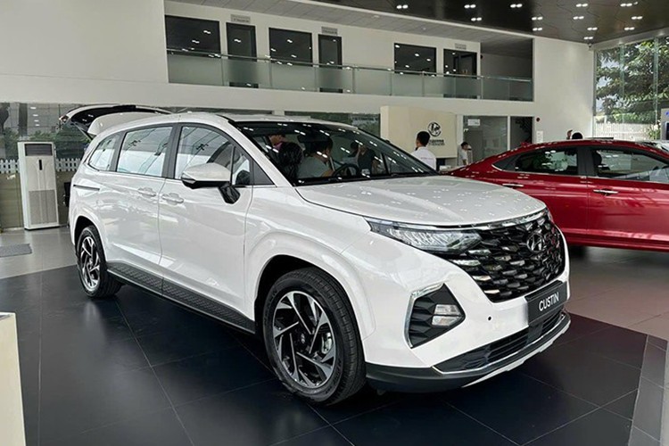 Hyundai Custin giam gia 50 trieu dong, dua doanh so Toyota Innova Cross-Hinh-9