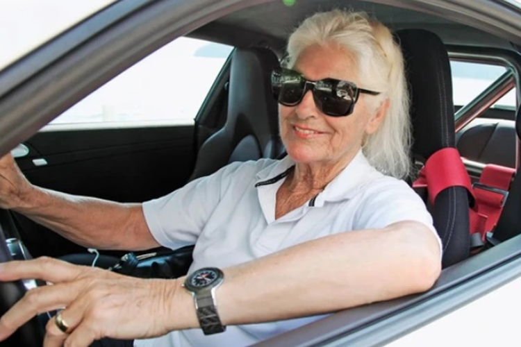 Cu ba Sonja Heiniger 83 tuoi lai Lamborghini phi nhu bay-Hinh-2