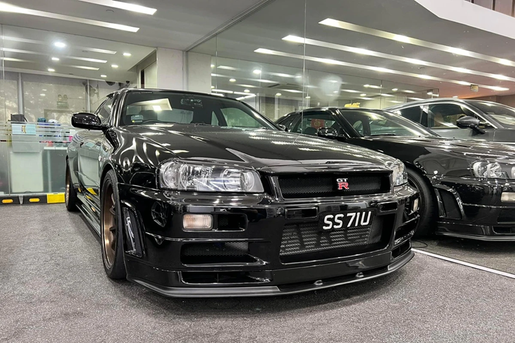 Can canh Nissan Skyline GT-R V-Spec II chay 23 nam ban hon 1,7 ty dong
