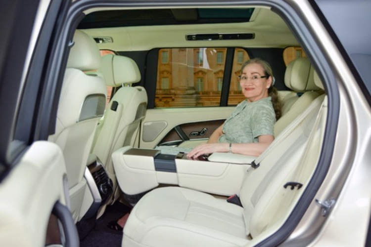 Đại gia Lý Nhã Kỳ chi 15 tỷ mua SUV Range Rover tặng mẹ