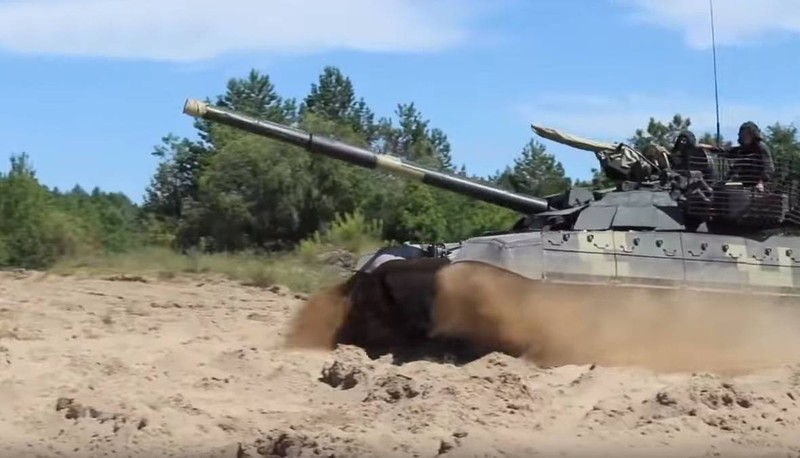 'Do suc' xe tang  T-72AMT Ukraine va T-72B3 cua Nga-Hinh-9