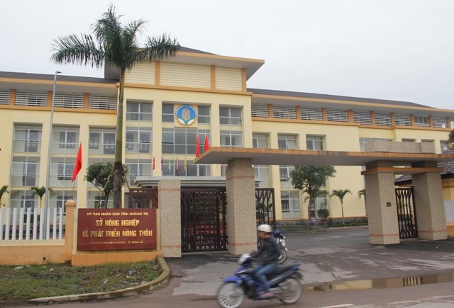 57 nguoi cua So NNPTNT Quang Tri khong co bang THPT
