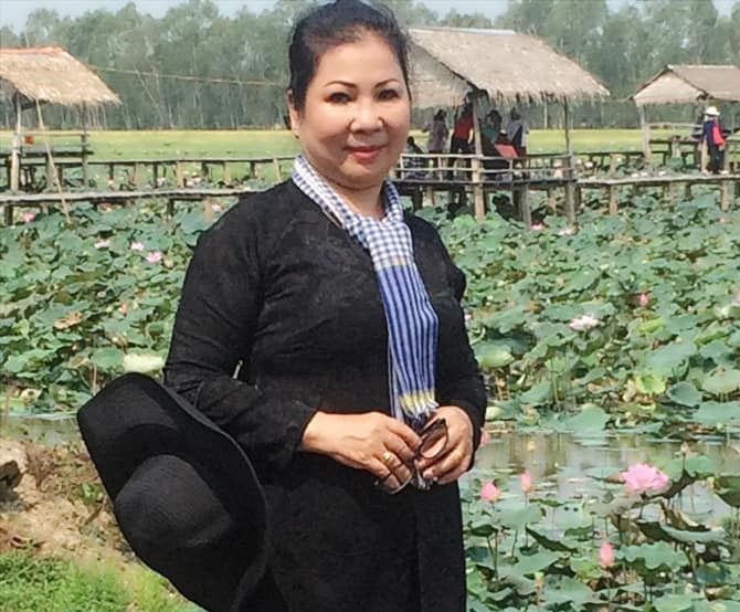 Chuyen dep doi thuong: Anh cong an ngoi doc sach giua duong de canh toi pham-Hinh-4