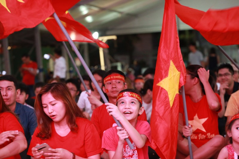 Ngam dan hotgirl Sai Gon cuc xinh co vu tuyen Viet Nam vs Indonesia-Hinh-12