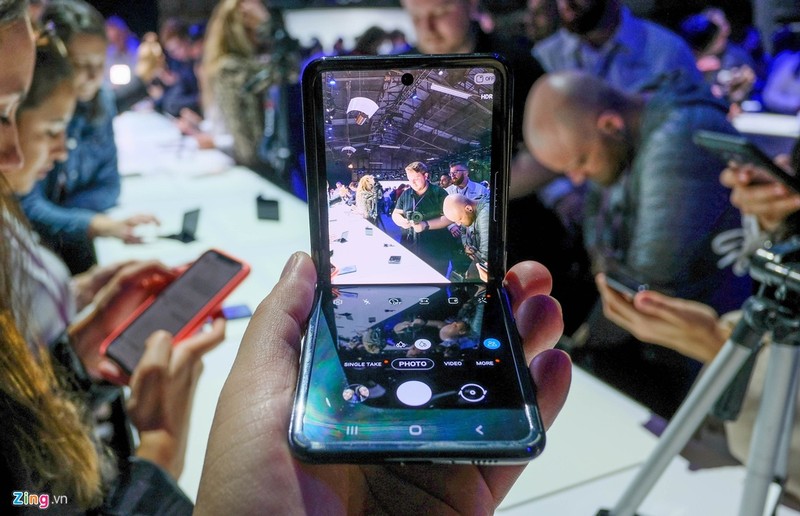 Samsung Galaxy Z Flip dep lung linh hut hon fan ra sao?-Hinh-7