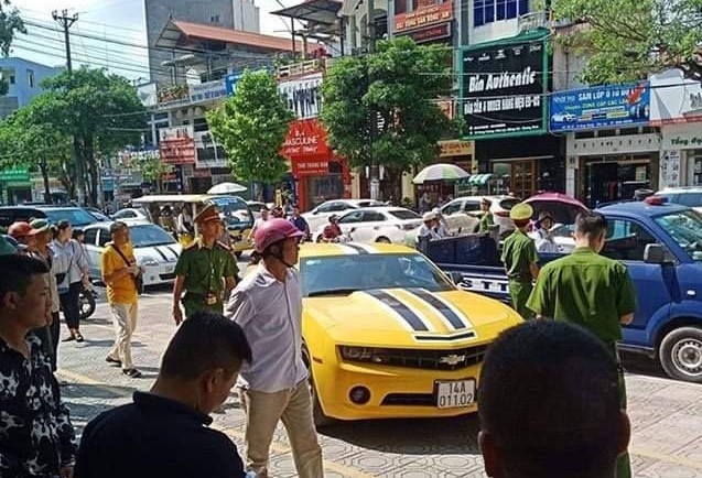Clip CSGT Quang Ninh cam sung AK truy duoi xe sang Chevrolet Camaro