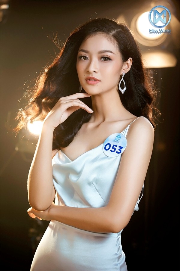 Ngam nhan sac thi sinh Miss World Viet Nam 2019 do dang trong vay lua cocktail quyen ru-Hinh-4