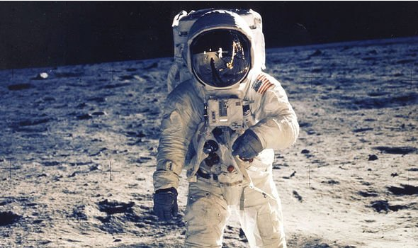 Co that la tau vu tru Apollo 11 cua NASA da dua nguoi len Mat Trang?