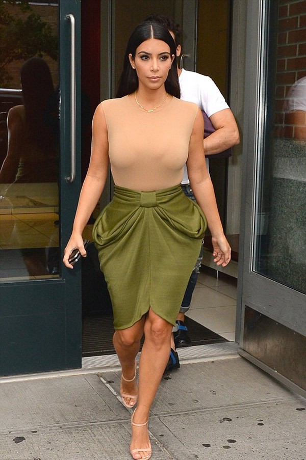 Kim Kardashian voi nhung trang phuc ho henh phan cam-Hinh-4