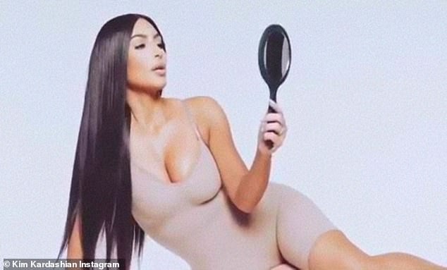 Kim Kardashian voi nhung trang phuc ho henh phan cam