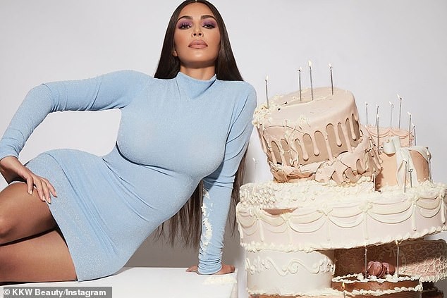 Don tuoi 40, Kim Kardashian lai khoe than hinh nong bong-Hinh-3