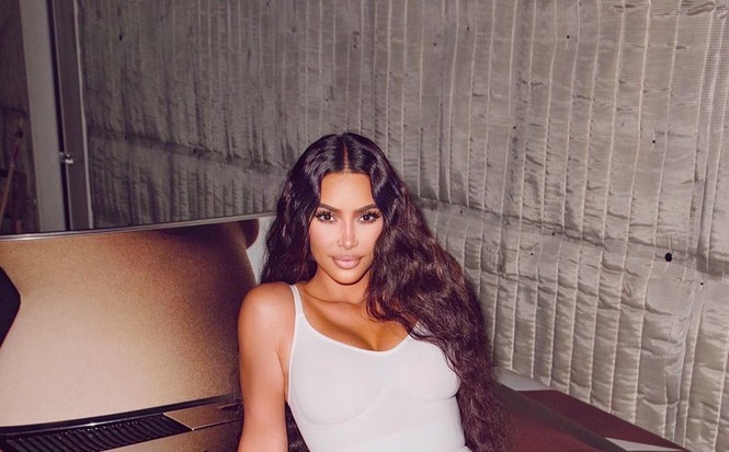 Don tuoi 40, Kim Kardashian lai khoe than hinh nong bong-Hinh-5