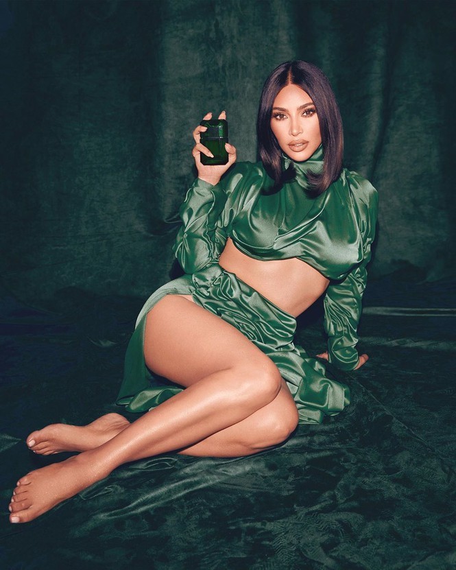 Don tuoi 40, Kim Kardashian lai khoe than hinh nong bong-Hinh-8