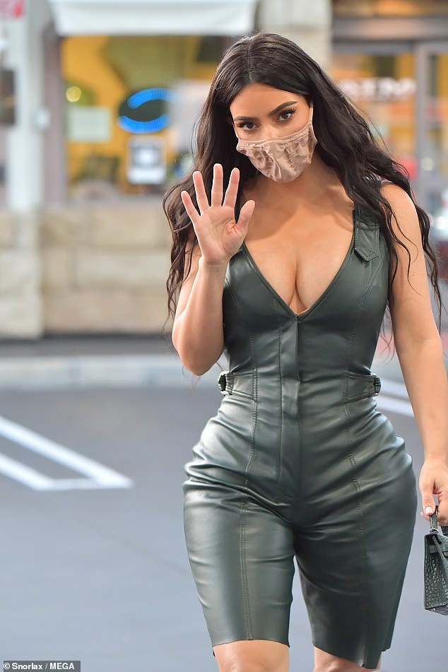 Don tuoi 40, Kim Kardashian lai khoe than hinh nong bong-Hinh-9