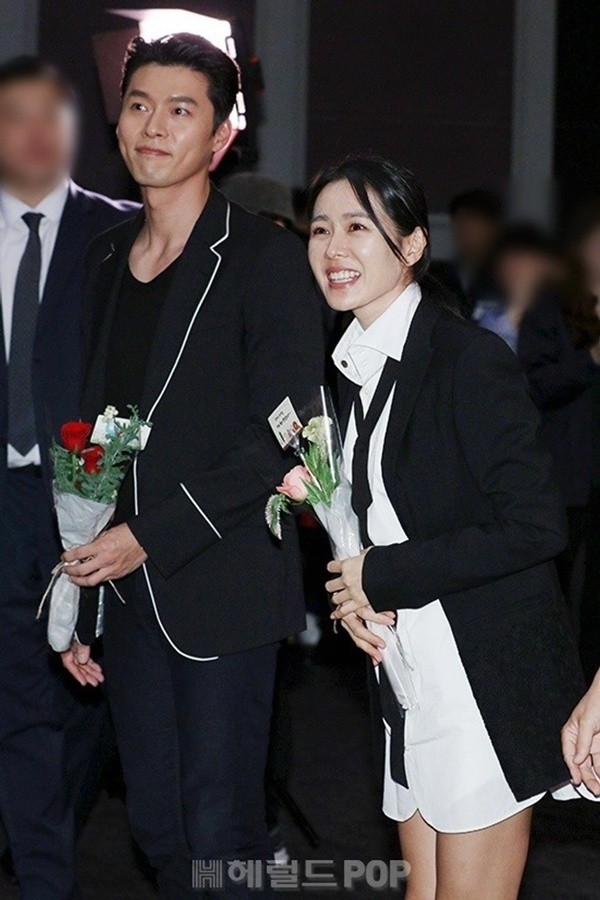 Nhung lan Hyun Bin va Son Ye Jin dien trang phuc dong dieu-Hinh-3
