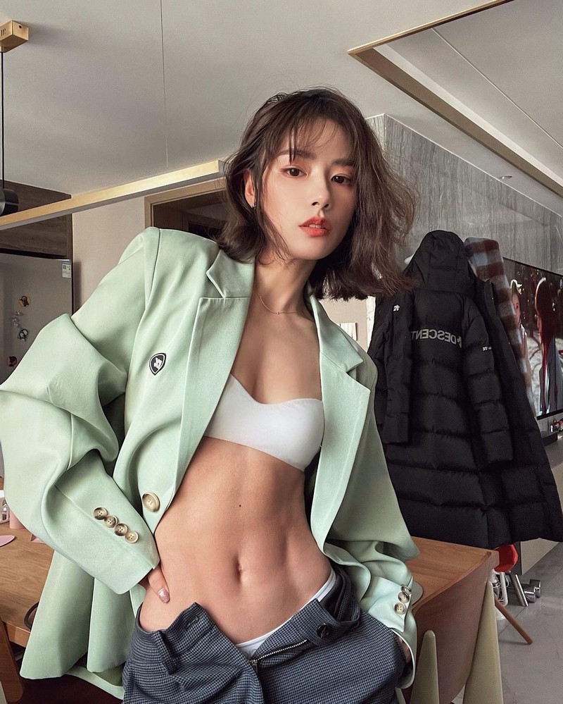 Thoi trang khoe eo sexy cua hot girl phong gym xu Trung-Hinh-7