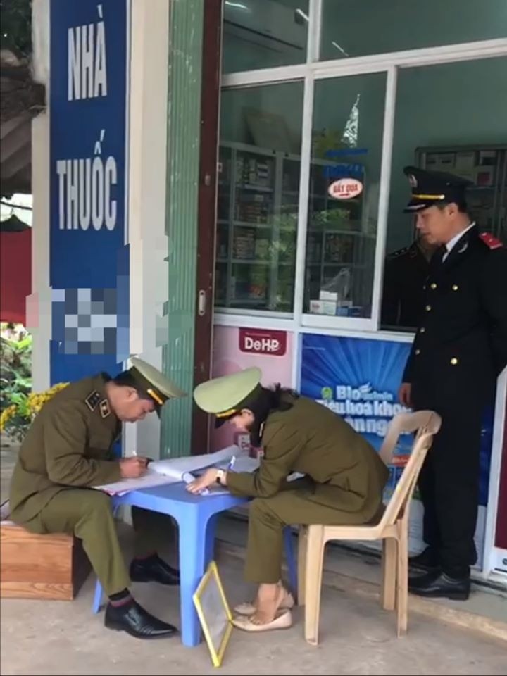 Quang Binh: Phat hien 6 nha thuoc ​ban khau trang y te voi gia “cat co”-Hinh-2