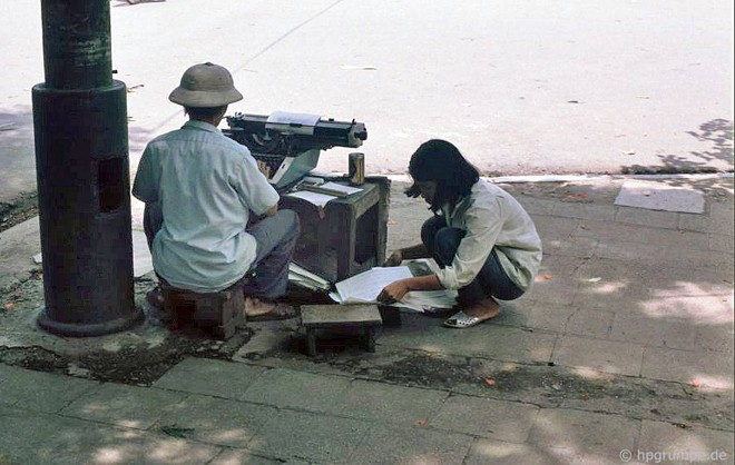 Anh doi thuong gan gui cua Ha Noi nhung nam 1990-Hinh-7