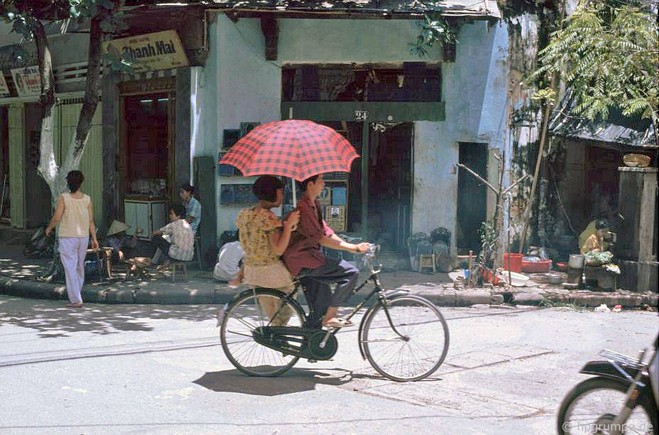 Anh doi thuong gan gui cua Ha Noi nhung nam 1990