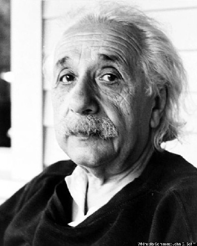 Nha khoa hoc dai tai Albert Einstein an han ca doi vi viec gi?