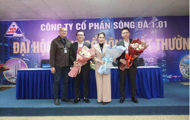 Vi sao vo ca si Khanh Phuong huy cuoc hop co dong Song Da 1.01?