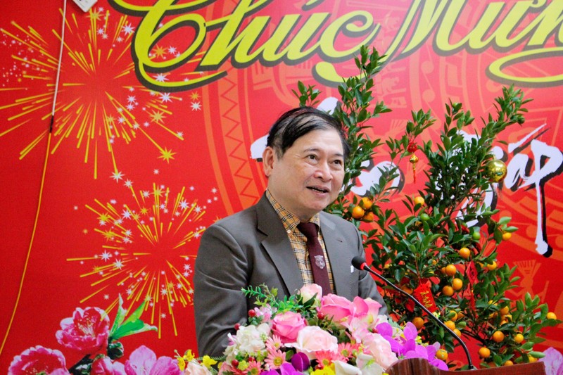 Chu tich VUSTA Phan Xuan Dung chuc mung ngay Thay thuoc Viet Nam-Hinh-2